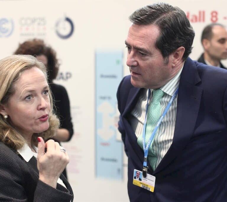 La CEOE se reconcilia con el Gobierno y volverá a la mesa de diálogo por "responsabilidad"