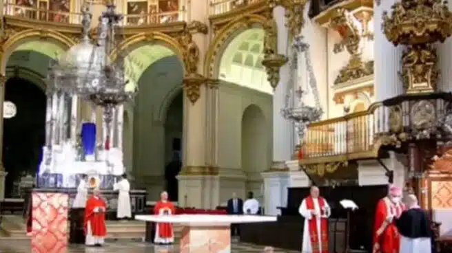 La Policía desaloja la misa con el arzobispo en la catedral de Granada