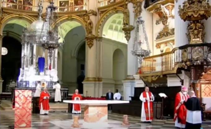 La Policía desaloja la misa con el arzobispo en la catedral de Granada