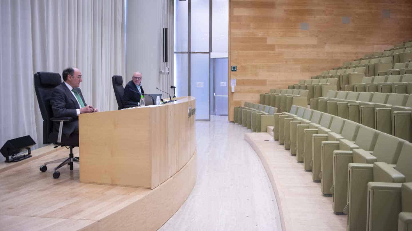 El presidente de Iberdrola, Ignacio Sánchez Galán, y el secretario del consejo, Julián Martínez-Simancas, en la junta de accionistas sin asistentes.