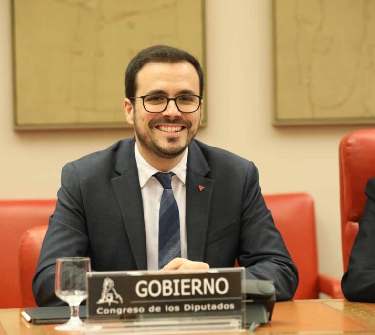 Calviño encarga a Garzón vigilar que las telecos no incumplen las restricciones comerciales