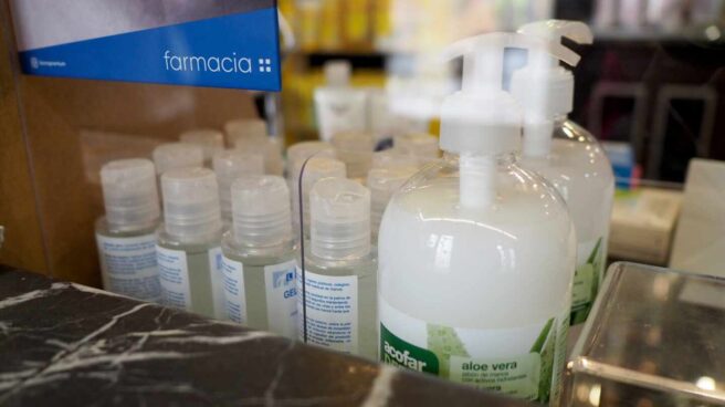 Botes de gel hidroalcohólico, en una farmacia listos para su venta.