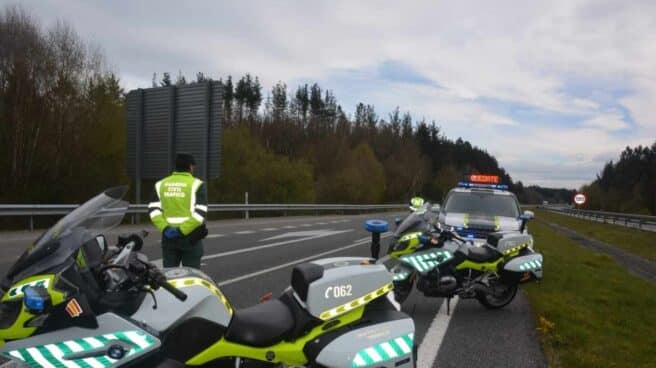 Agentes de la Guardia Civil controlan el tráfico durante el estado de alarma.