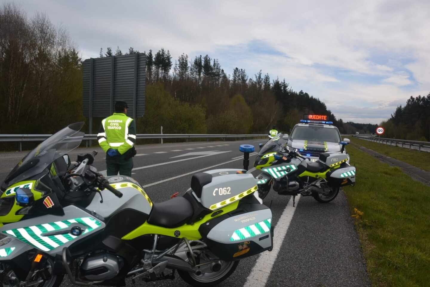 Agentes de la Guardia Civil controlan el tráfico durante el estado de alarma.