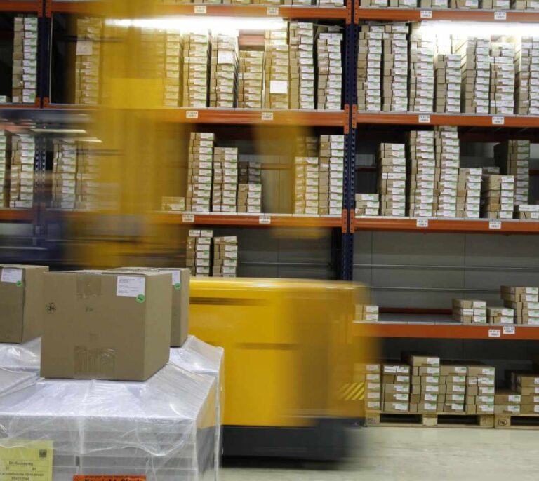 Sanidad, tecnología y logística: los sectores que siguen contratando a pesar de la crisis