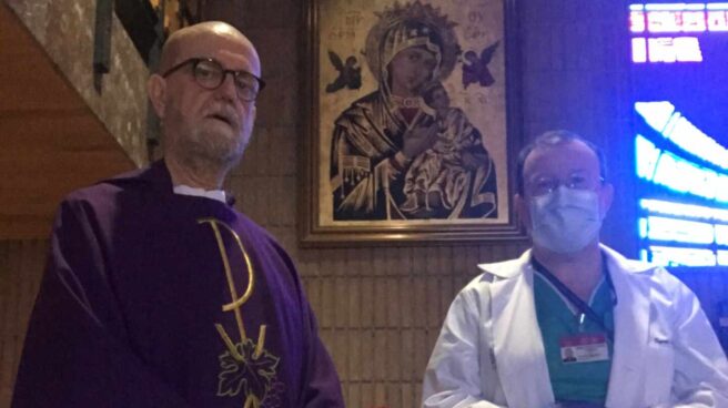 "La vocación supera el temor que podamos tener a contagiarnos" Julián Esteban y Eugenio Zornoza, en la capilla del Hospital Gómez Ulla de Madrid.