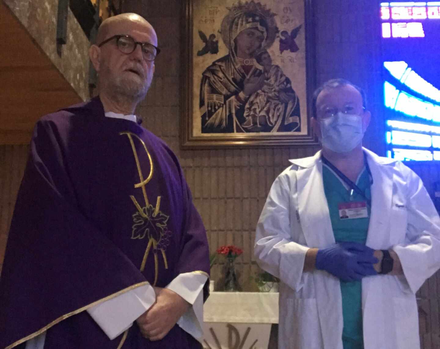 Julián Esteban y Eugenio Zornoza, en la capilla del Hospital Gómez Ulla de Madrid.