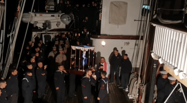 El buque-escuela 'Juan Sebastián Elcano' celebra la única procesión de Semana Santa en España de 2020