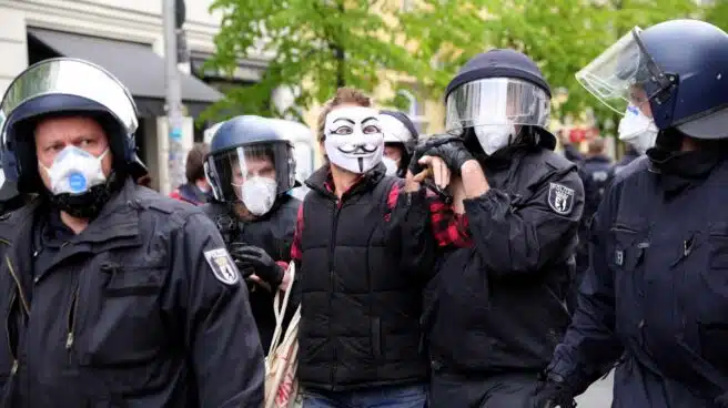 La policía vuelve a disolver manifestaciones contra el confinamiento en Berlín y Stuttgart
