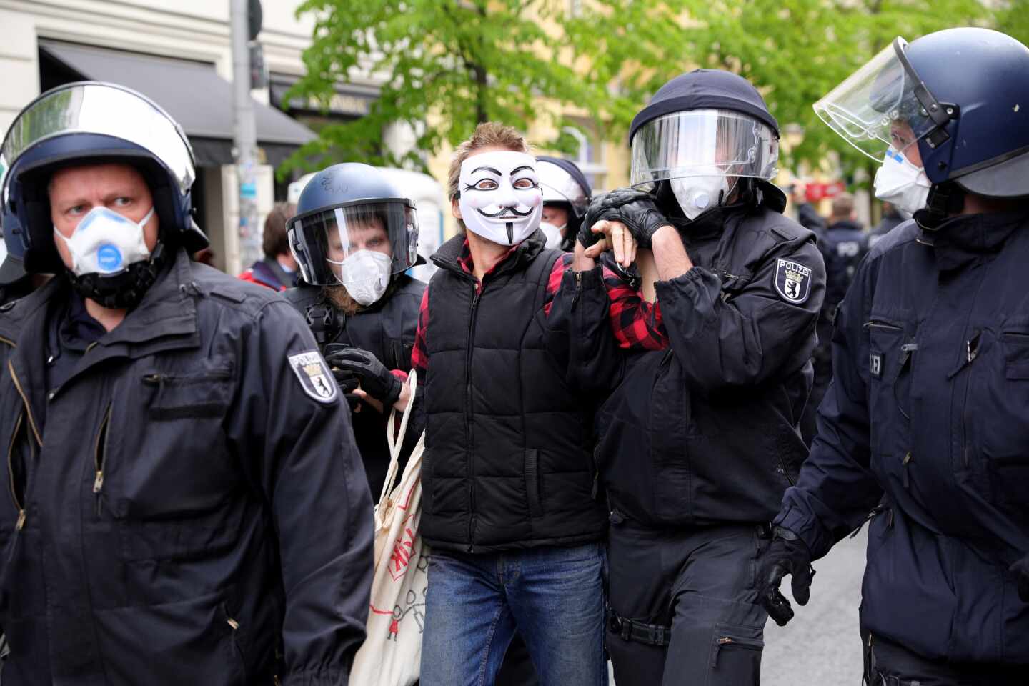 La policía vuelve a disolver manifestaciones contra el confinamiento en Berlín y Stuttgart