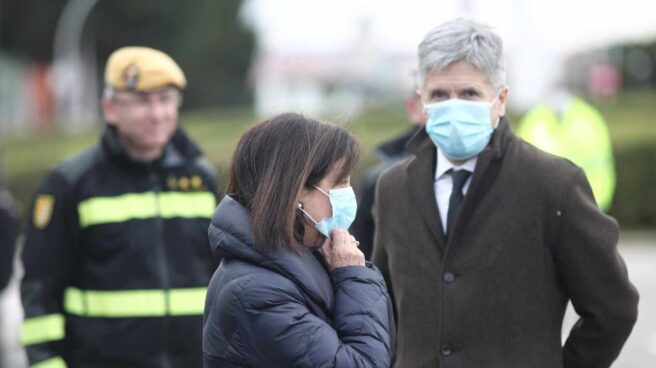 Margarita Robles (Defensa) y Fernando Grande-Marlaska (Interior), en una visita al hospital que se habilitó en Ifema.