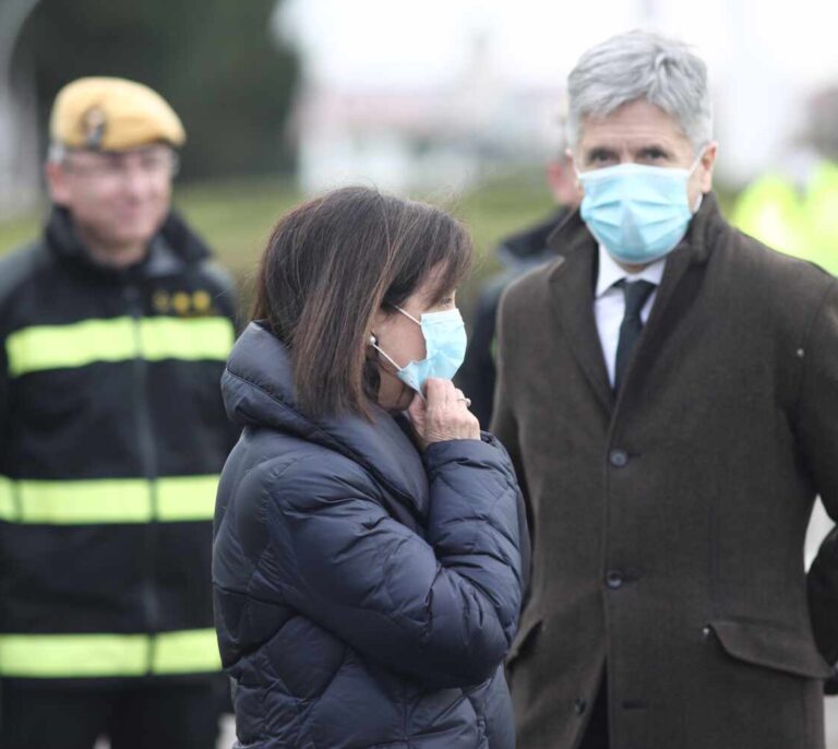 La crisis migratoria de Canarias reabre el enfrentamiento entre Interior y Defensa