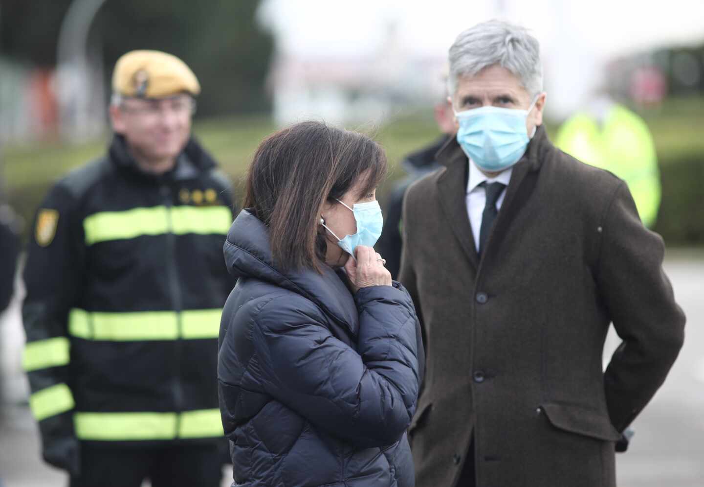 Margarita Robles (Defensa) y Fernando Grande-Marlaska (Interior), en una visita al hospital que se habilitó en Ifema.