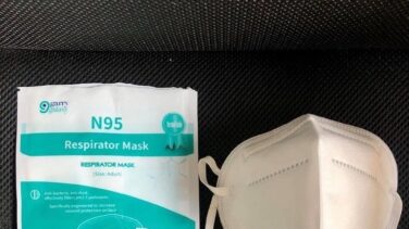 Los médicos contraatacan y se personarán como acusación particular por las mascarillas defectuosas