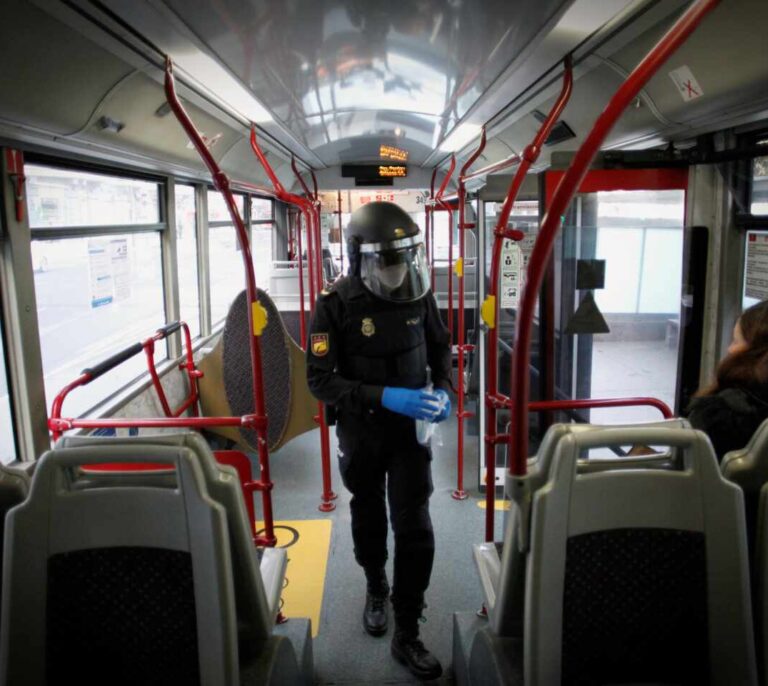 Vuelta al trabajo a medio gas: el consumo de electricidad sigue cayendo pese al fin de la 'hibernación'