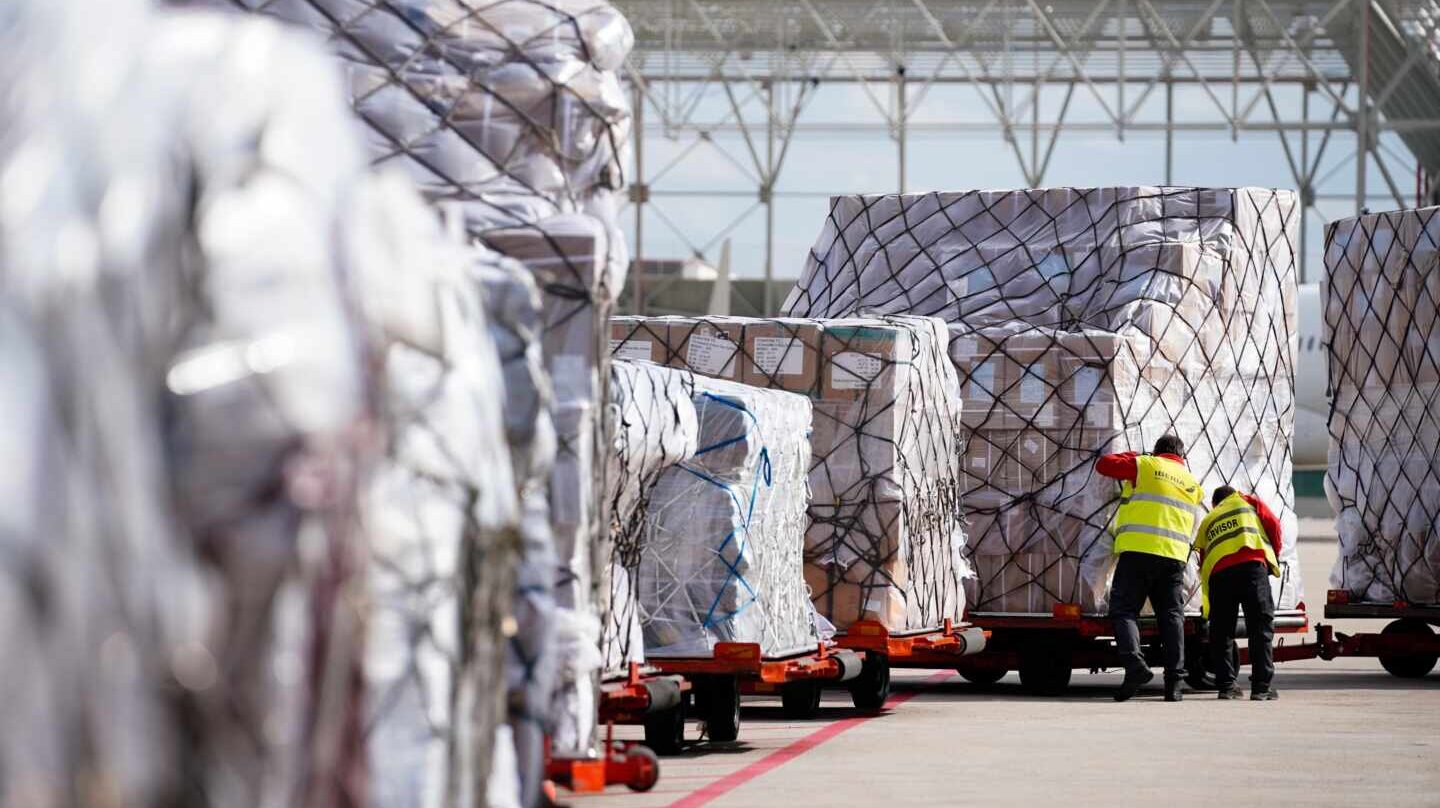 Llegada de un avión de China con material sanitario.