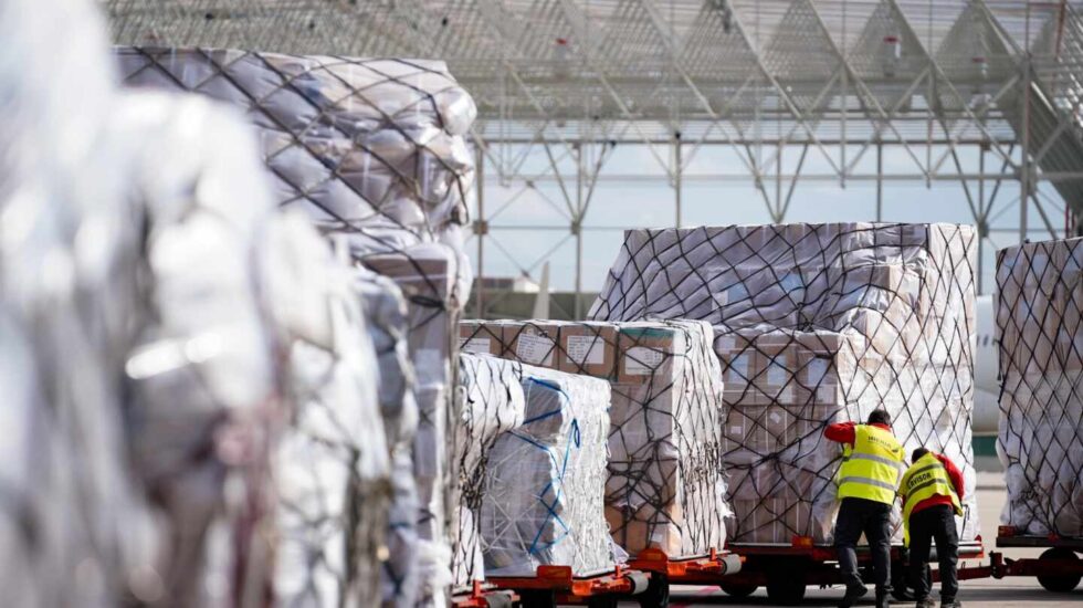 Llegada de un avión de China con material sanitario.