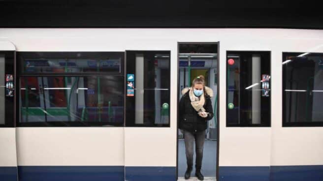 Un pasajero con mascarilla en Metro de Madrid.