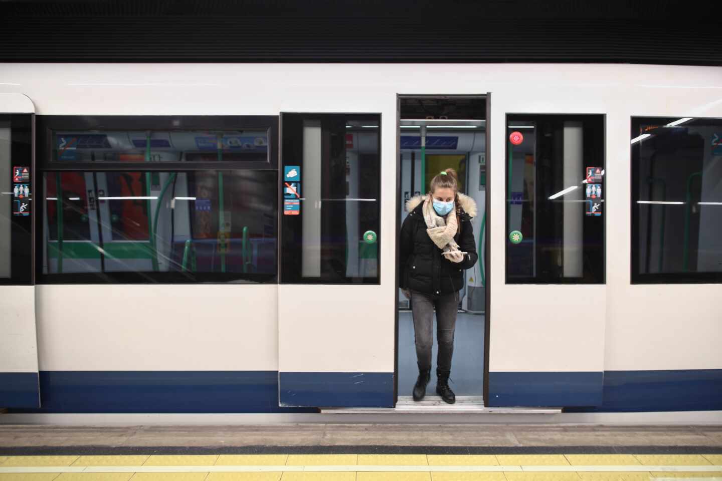 Un pasajero con mascarilla en Metro de Madrid.