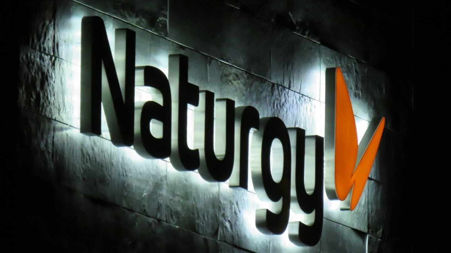 Logotipo de Naturgy en su sede central de Madrid.