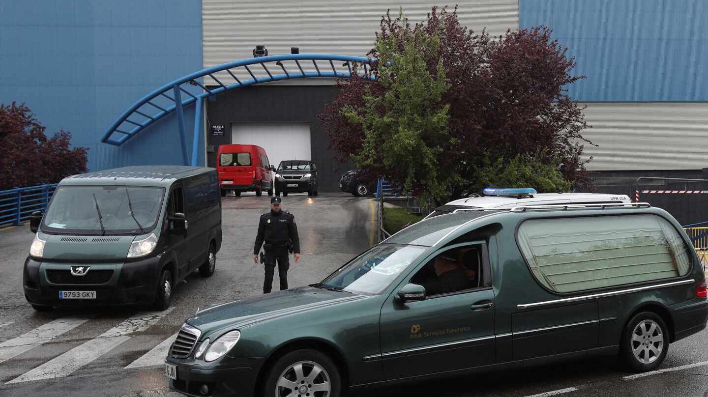 Un coche funerario a las puertas del Palacio de Hielo.