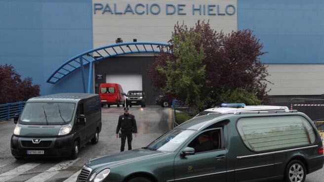 Un coche funerario a las puertas del Palacio de Hielo.