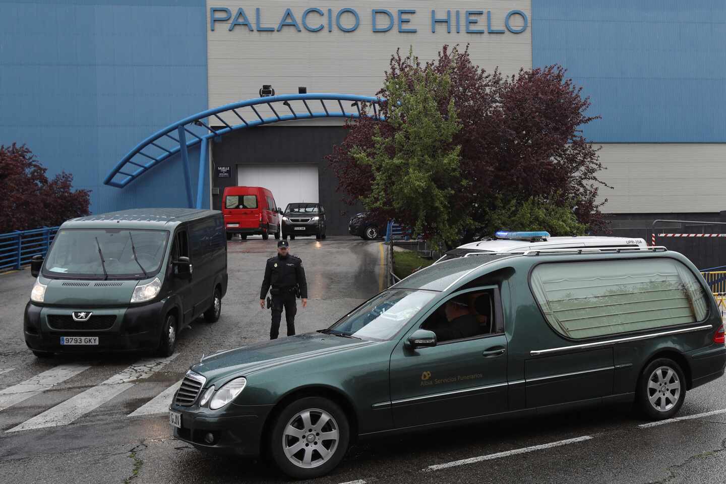 Un coche funerario a las puertas del Palacio de Hielo.