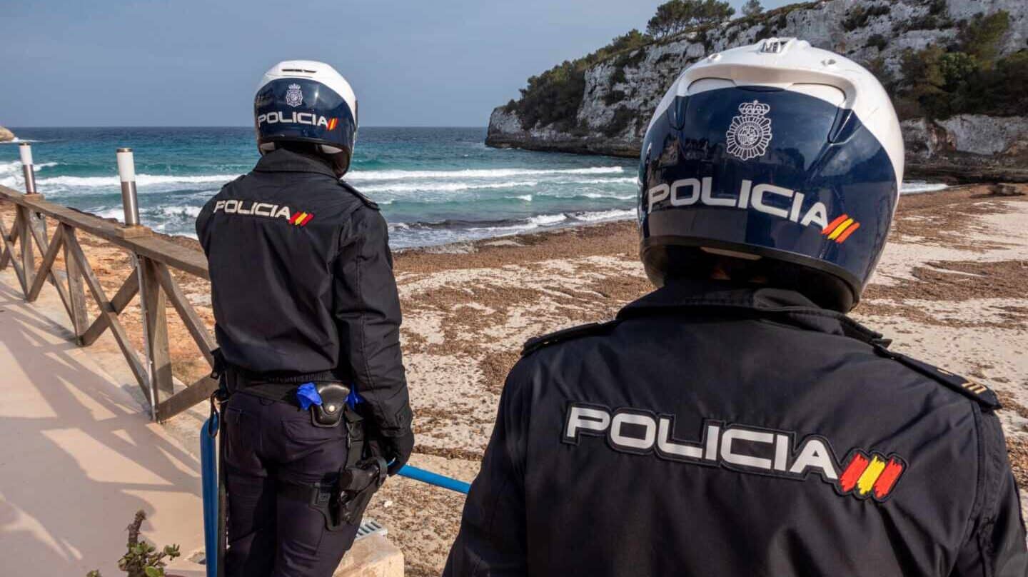 Policías vigilan que se cumple el confinamiento en playas de Mallorca.