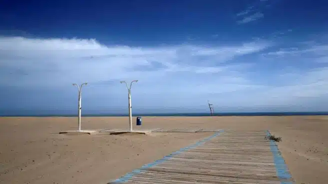El protocolo de playas recomienda controlar aforos este verano y delimitar la zona de hamacas y sombrillas