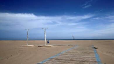 El protocolo de playas recomienda controlar aforos este verano y delimitar la zona de hamacas y sombrillas