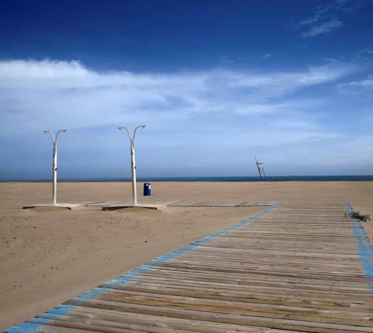 El protocolo de playas recomienda controlar aforos este verano y delimitar la zona de hamacas y sombrillas
