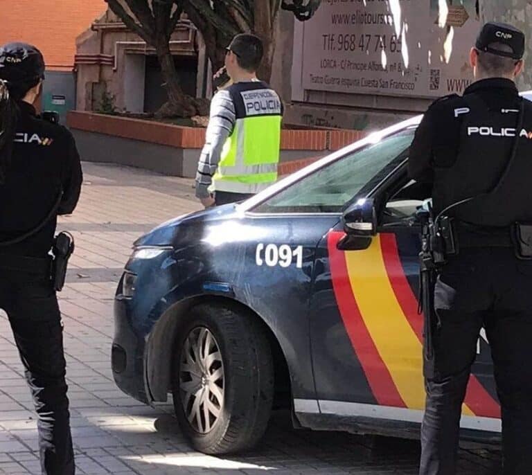 Un hombre mata a su hija de un corte en el cuello