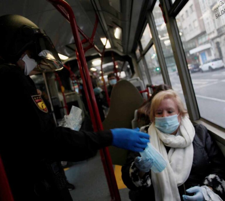 Las distribuidoras esperan llevar mascarillas a las farmacias la segunda quincena de abril