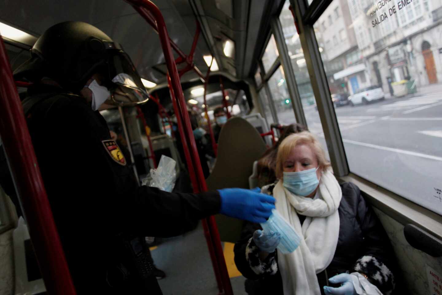 Las distribuidoras esperan llevar mascarillas a las farmacias la segunda quincena de abril