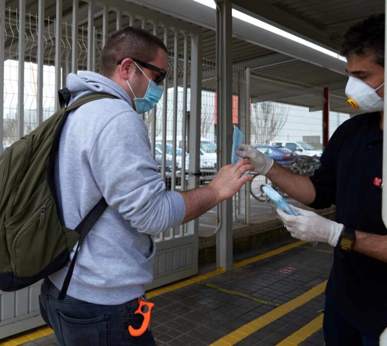 ¿Cómo deben guardarse las mascarillas quirúrgicas e higiénicas si van a reutilizarse?