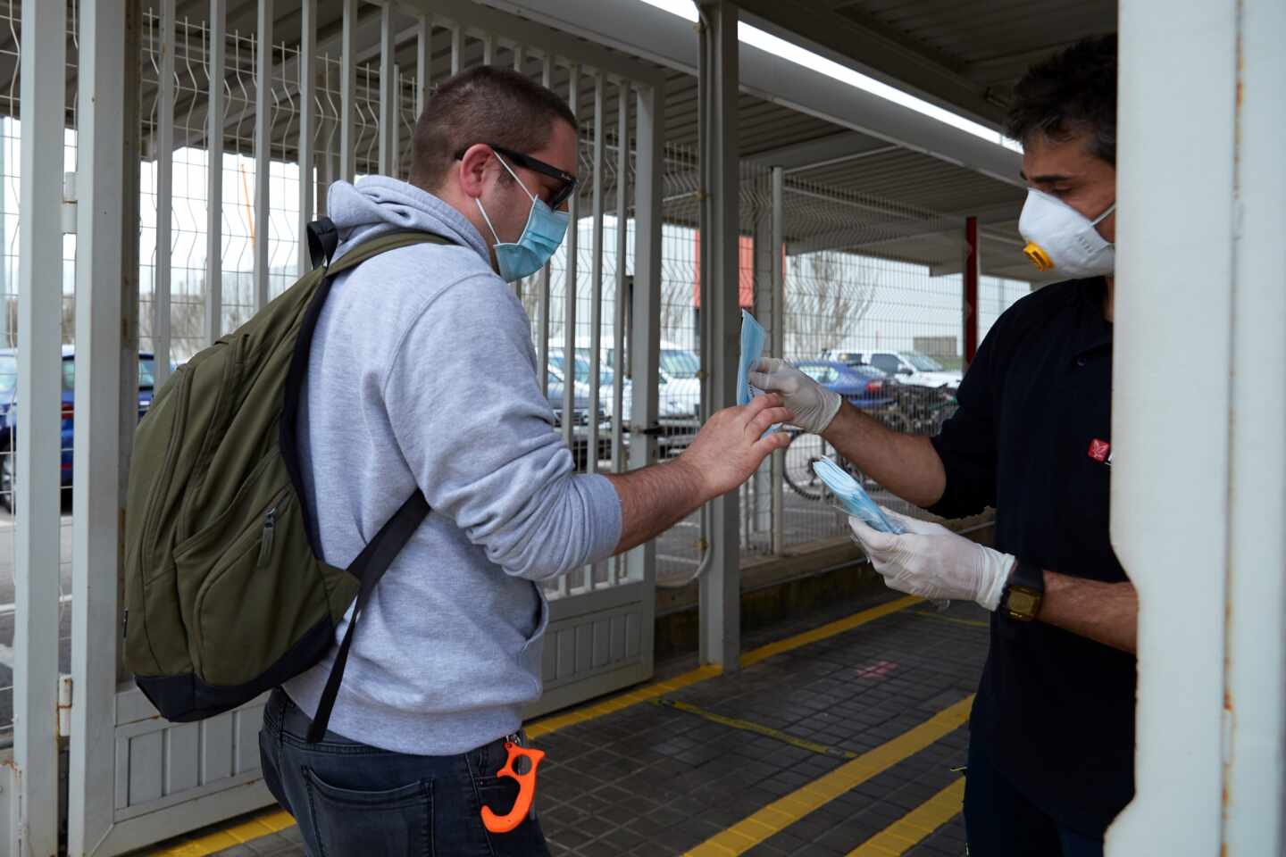 Reparto de mascarillas en la factoría de Seat.