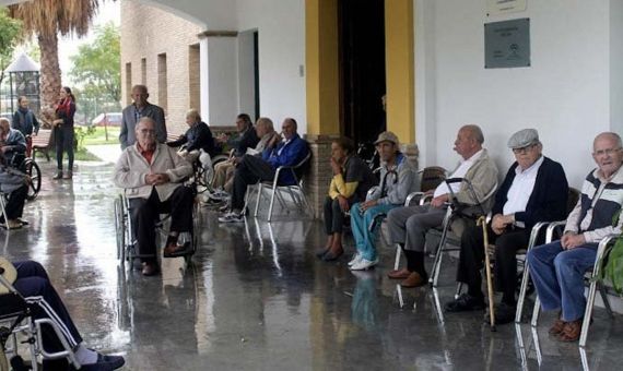 El traslado de ancianos de una residencia madrileña provoca un segundo brote