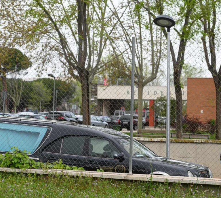Seis días después de vencer el plazo dado a las CCAA, el Gobierno sigue sin dar los datos de muertos en residencias