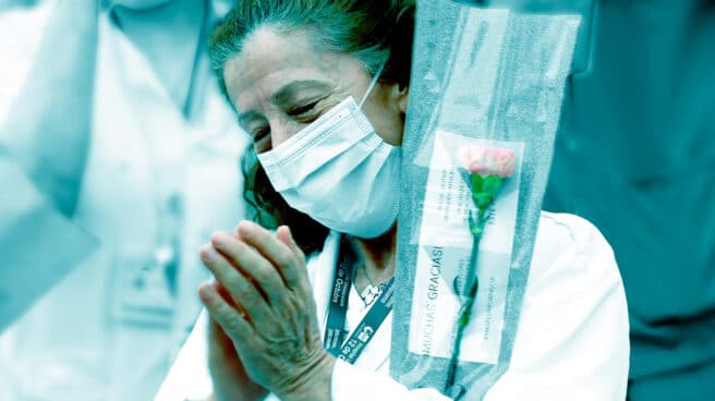 sanitaria-sufrimiento Homenaje al personal sanitario del Hospital 12 de Octubre de Madrid