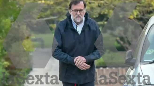 Rajoy podría ser sancionado con entre 600 y 1.200 euros si ha incumplido el confinamiento El ex presidente del Gobierno Mariano Rajoy, paseando en las inmediaciones de su domicilio de Madrid.