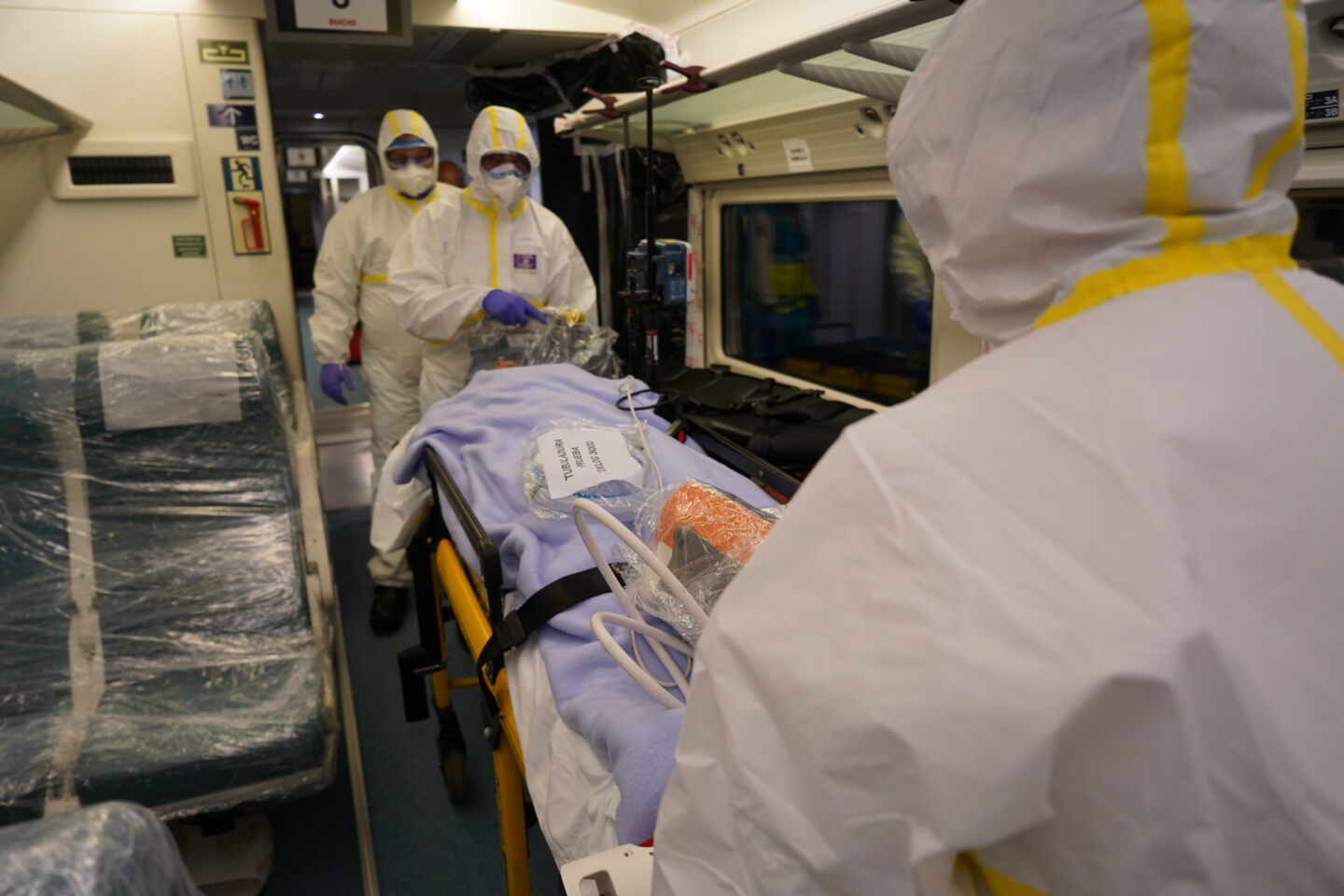 Simulacro con un tren medicalizado de Renfe para trasladar pacientes con coronavirus.