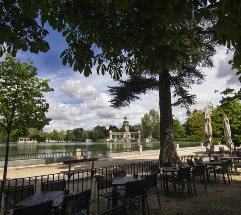 El Retiro nos espera exuberante por la primavera y el confinamiento