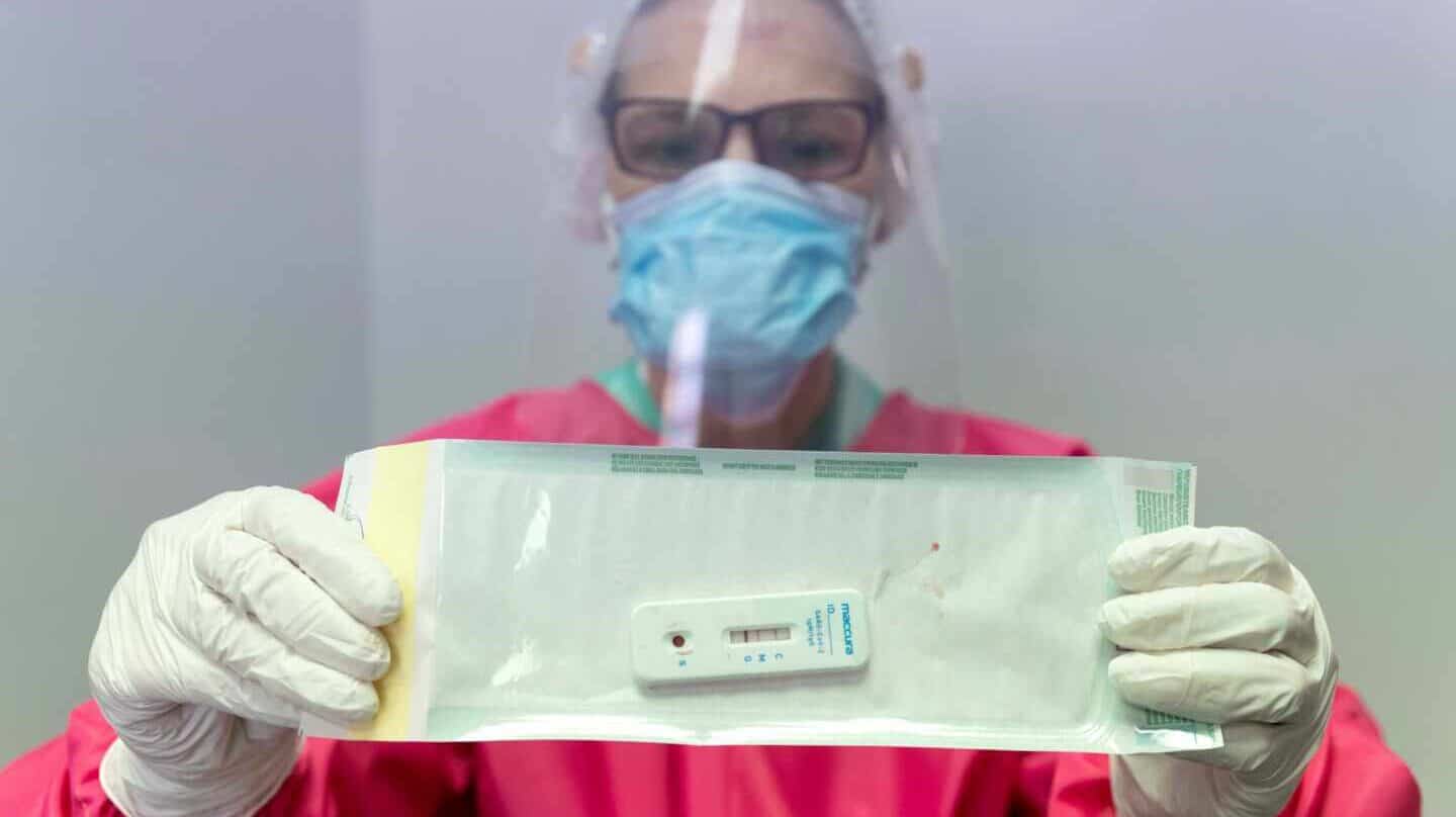 Una enfermera muestra un test rápido de detección del Covid-19.