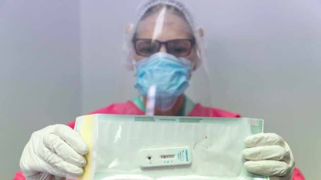 Una enfermera muestra un test rápido de detección del Covid-19.
