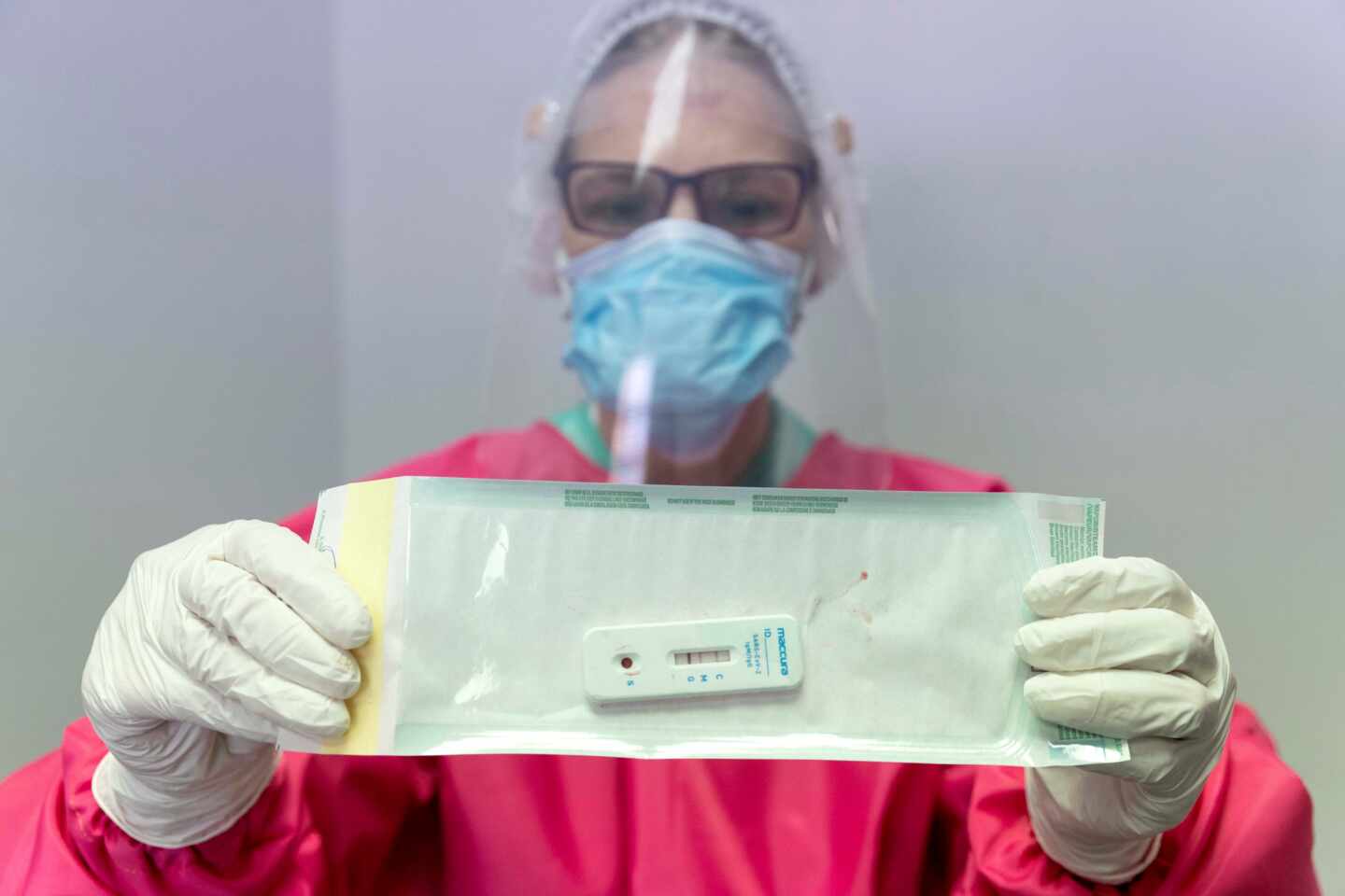 Una enfermera muestra un test rápido de detección del Covid-19.