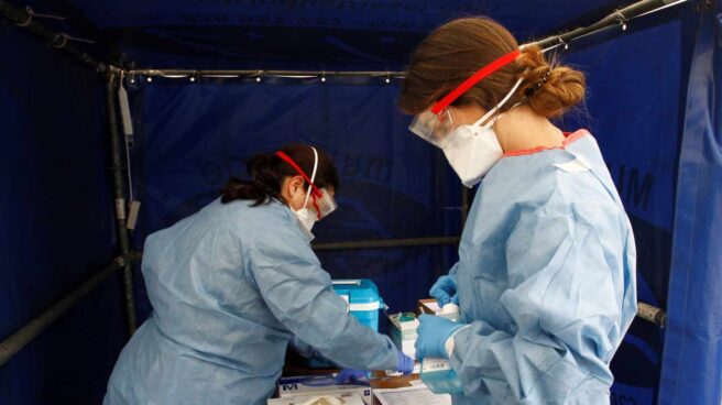 Personal del hospital de Ferrol realiza test rápidos en la puerta del centro.