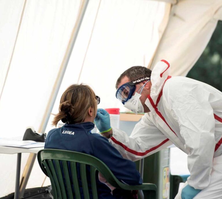 Los test rápidos se destinarán sólo a los hospitalizados y a los pacientes leves en residencias
