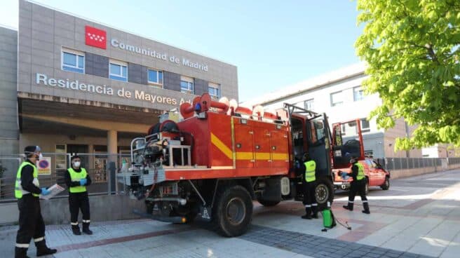 Militares de la UME, a las puertas de una residencia de mayores de la Comunidad de Madrid para proceder a su desinfección.