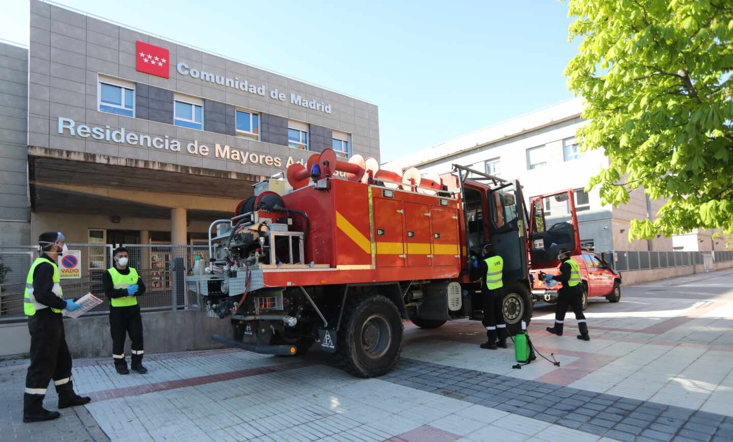 Militares de la UME, a las puertas de una residencia de mayores de la Comunidad de Madrid para proceder a su desinfección.