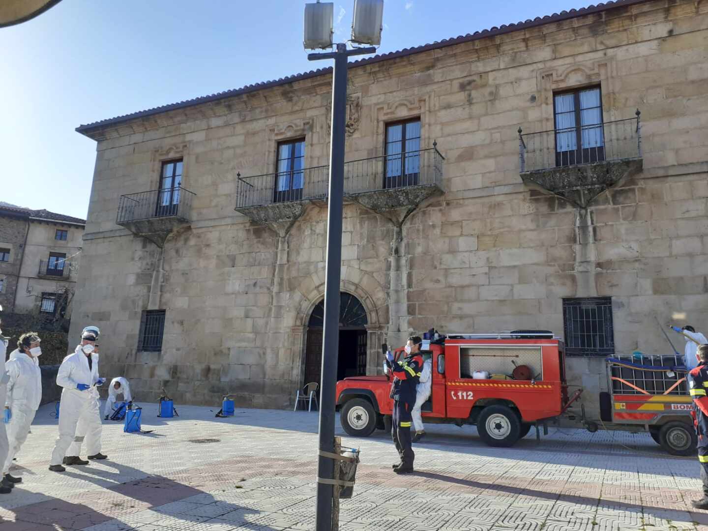 Bomberos y agentes medioambientales, preparados para desinfectar la residencia de mayores de Vinuesa (Soria).